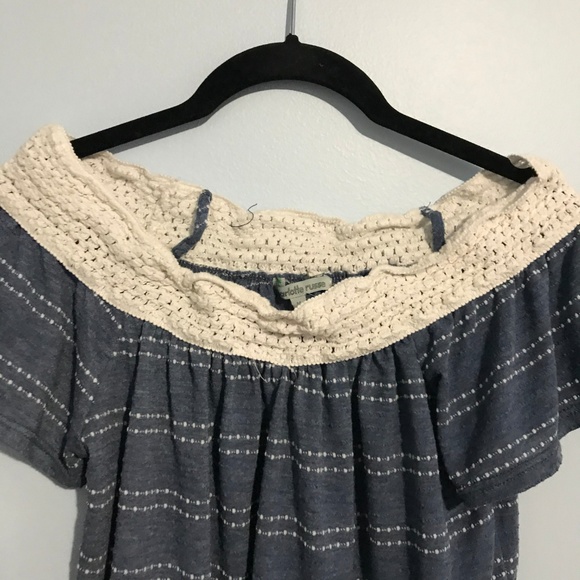 Charlotte Russe Off-the-Shoulders Top - Picture 3 of 5